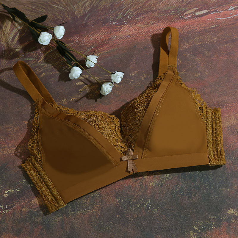Γυναικείο σουτιέν με τριγωνικό κύπελλο και δαντέλα