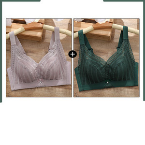 Μοντέρνα γυναικεία σετ από 2 σουτιέν με δαντέλα