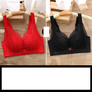 Μοντέρνα γυναικεία σετ από 2 σουτιέν με δαντέλα