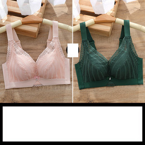 Μοντέρνα γυναικεία σετ από 2 σουτιέν με δαντέλα