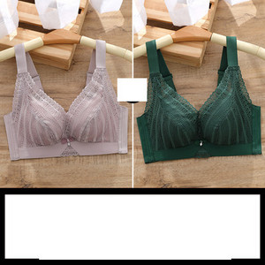 Μοντέρνα γυναικεία σετ από 2 σουτιέν με δαντέλα