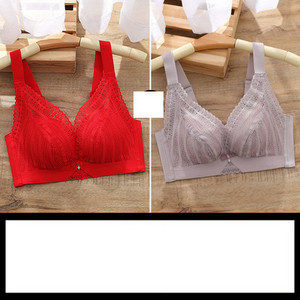 Μοντέρνα γυναικεία σετ από 2 σουτιέν με δαντέλα