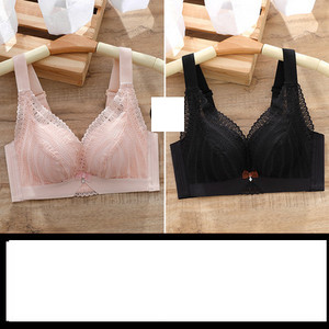 Μοντέρνα γυναικεία σετ από 2 σουτιέν με δαντέλα