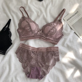 Modern, kétrészes női fehérnemű szett csipkével