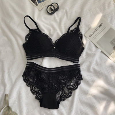 Modern, kétrészes női fehérnemű szett csipkével