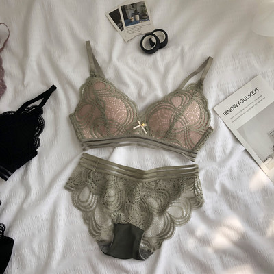 Modern, kétrészes női fehérnemű szett csipkével