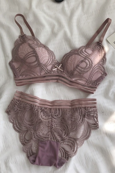 Modern, kétrészes női fehérnemű szett csipkével