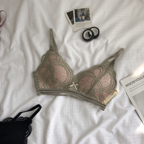 Modern, kétrészes női fehérnemű szett csipkével