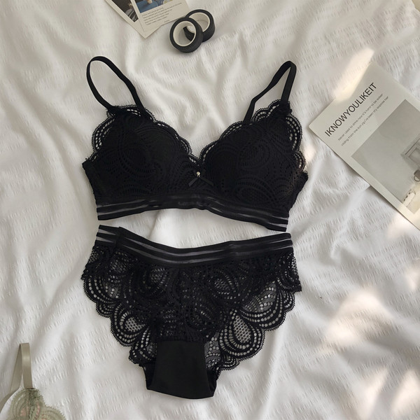 Modern, kétrészes női fehérnemű szett csipkével