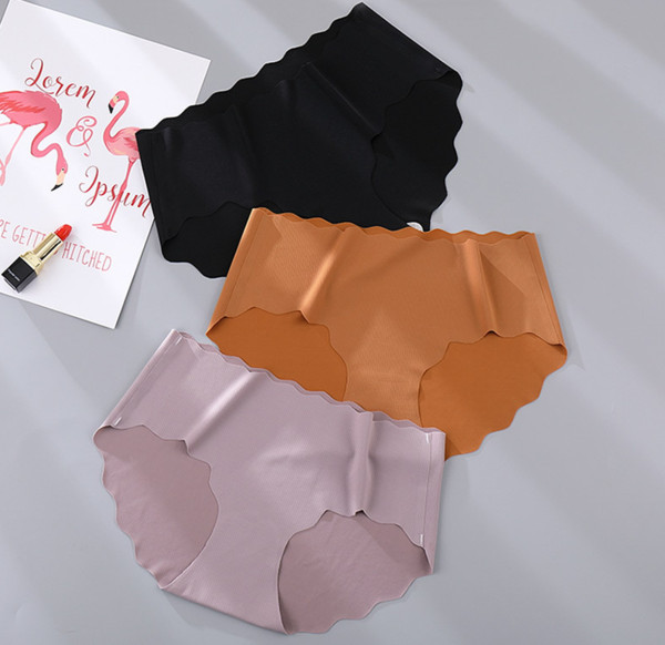 Varrás nélküli, sima női bikini modell