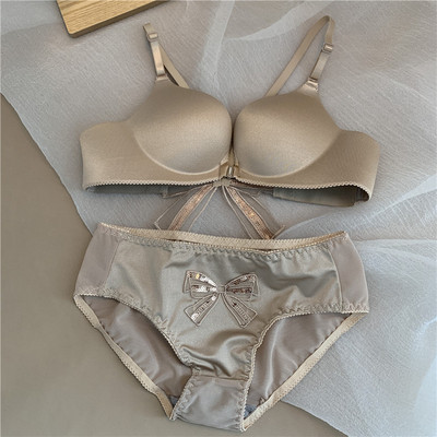 Modern női fehérnemű szett két részből, szalagokkal