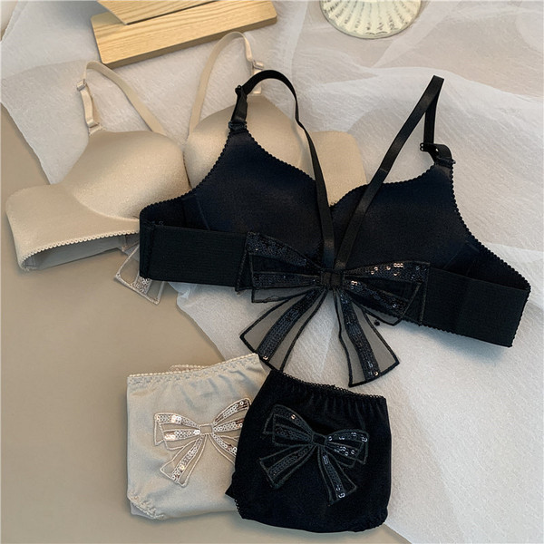 Modern női fehérnemű szett két részből, szalagokkal