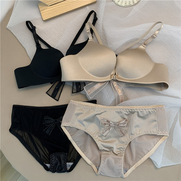 Modern női fehérnemű szett két részből, szalagokkal