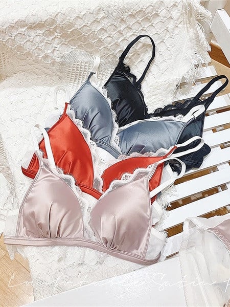 Γυναικείο σουτιέν  ή ένα σετ  εσωρούχων από δύο μέρη