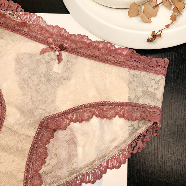 Női csipke bikini szalaggal és gyönggyel