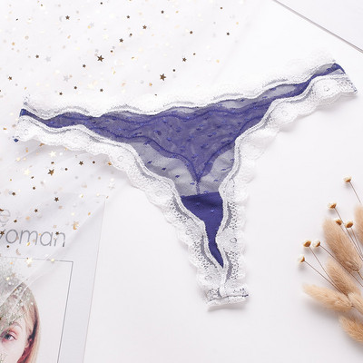 Átlátszó anyagból és csipkéből készült női tanga