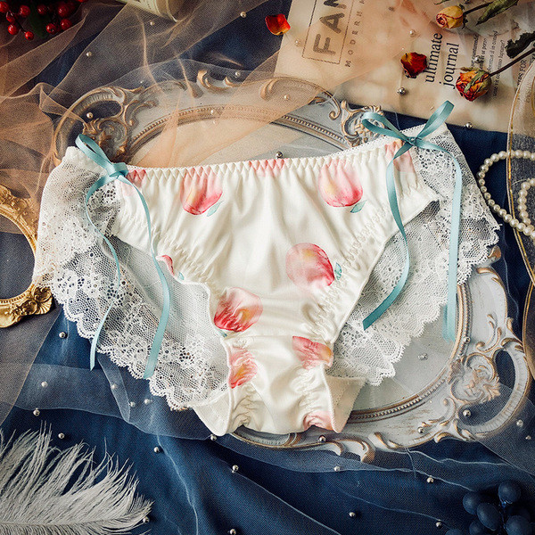 Női bikini csipkével és szalagokkal