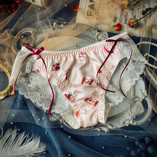 Női bikini csipkével és szalagokkal