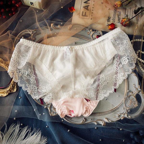 Női bikini csipkével és szalagokkal