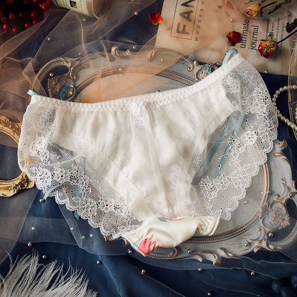 Női bikini csipkével és szalagokkal