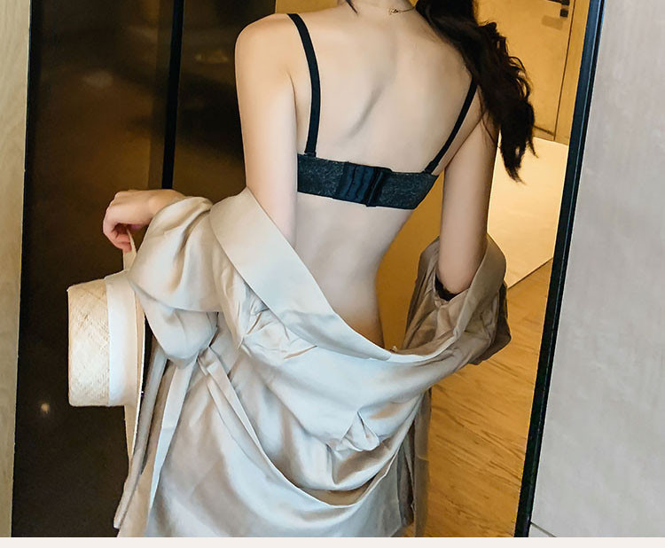 Intim fehérnemű új modellje két részből álló melltartó + bikini