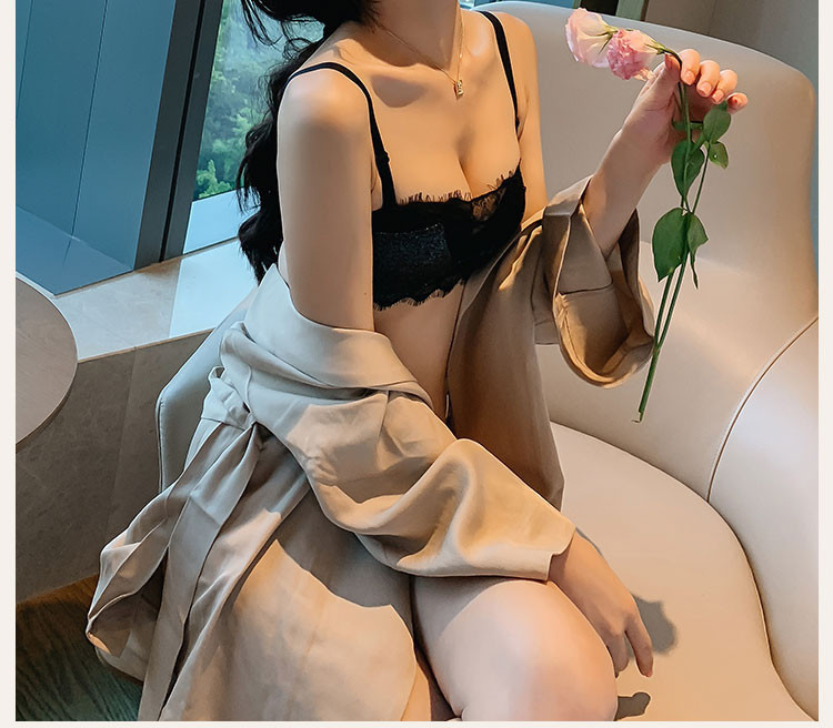 Intim fehérnemű új modellje két részből álló melltartó + bikini