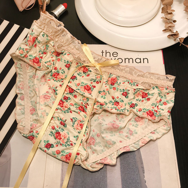 Színes női bikini szalaggal és virágmintával