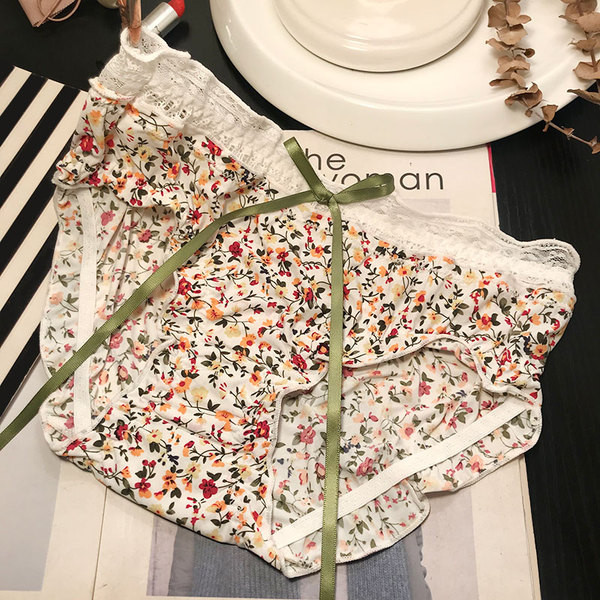 Színes női bikini szalaggal és virágmintával