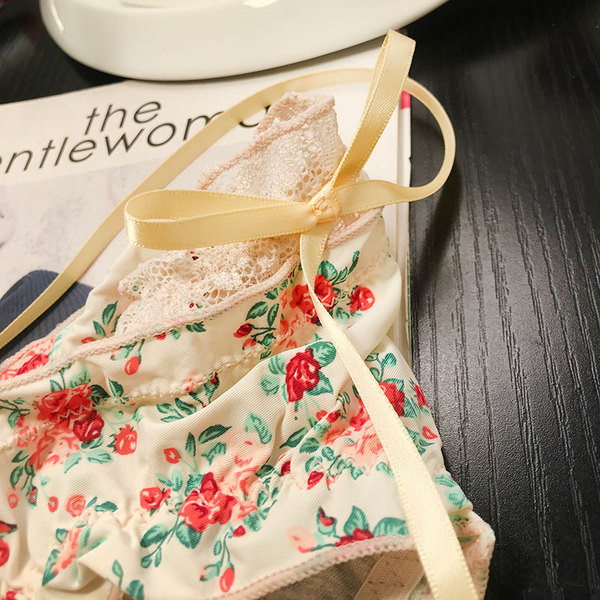 Színes női bikini szalaggal és virágmintával