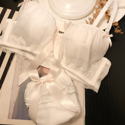 Μοντέρνο σετ εσωρούχων με δαντέλα και κορδέλα