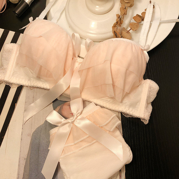 Μοντέρνο σετ εσωρούχων με δαντέλα και κορδέλα