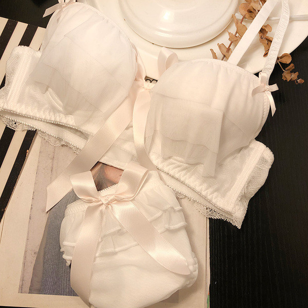 Μοντέρνο σετ εσωρούχων με δαντέλα και κορδέλα