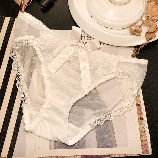 Μοντέρνο σετ εσωρούχων με δαντέλα και κορδέλα