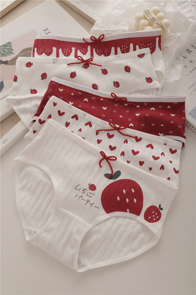 Σετ από  πέντε τεμάχια γυναικεία μπικίνι με εφαρμογές