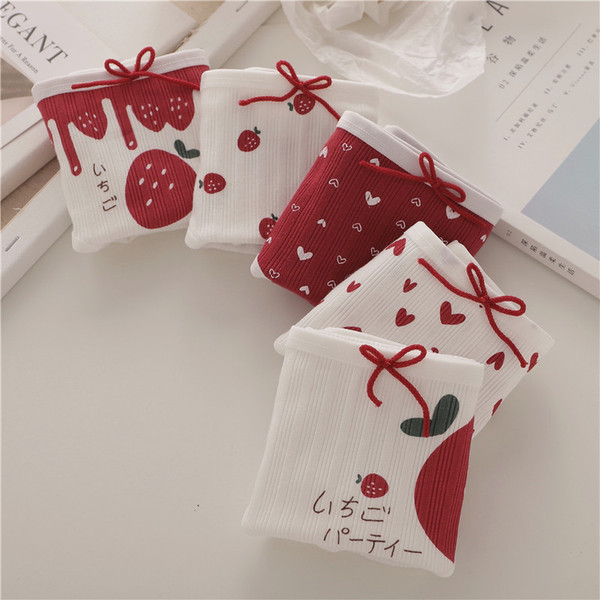 Σετ από  πέντε τεμάχια γυναικεία μπικίνι με εφαρμογές