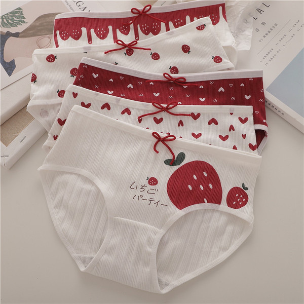 Σετ από  πέντε τεμάχια γυναικεία μπικίνι με εφαρμογές