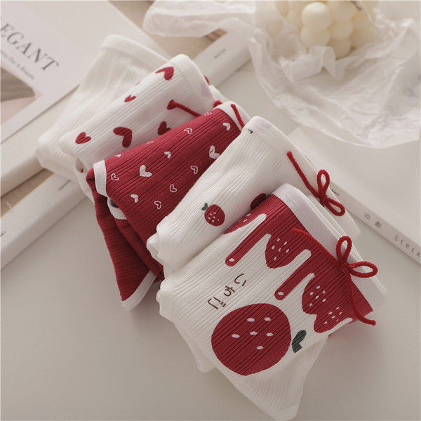 Σετ από  πέντε τεμάχια γυναικεία μπικίνι με εφαρμογές