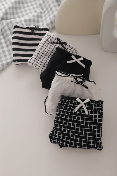 Öt fekete-fehér mindennapi bikini szett