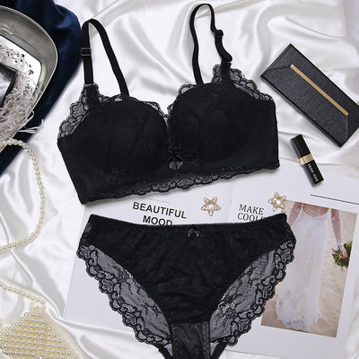 Σύγχρονο γυναικείο δαντελένιο σετ από δύο μέρη