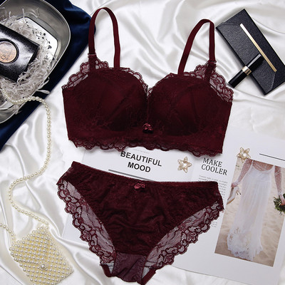 Σύγχρονο γυναικείο δαντελένιο σετ από δύο μέρη