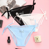 Női bikinik nyakkendővel és felirattal