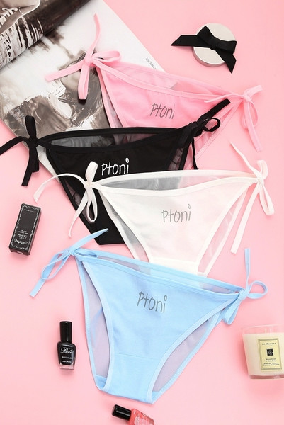 Női bikinik nyakkendővel és felirattal