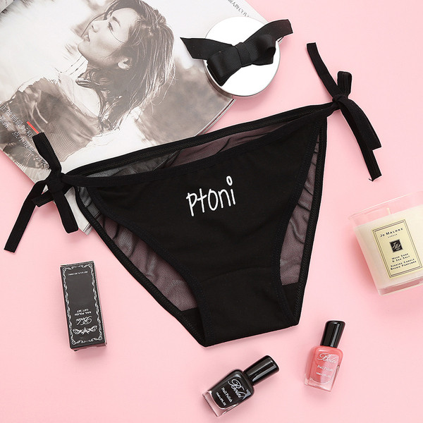 Női bikinik nyakkendővel és felirattal