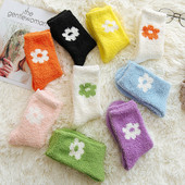 Puha anyagból készült női téli zokni mintával