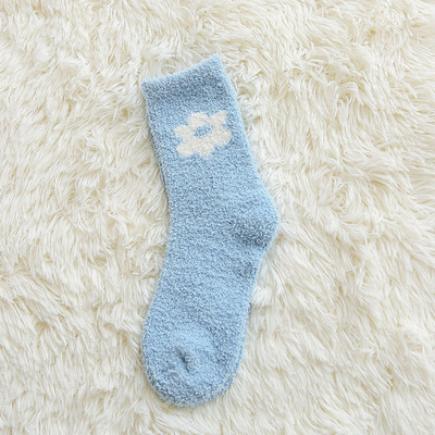 Puha anyagból készült női téli zokni mintával