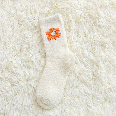 Puha anyagból készült női téli zokni mintával