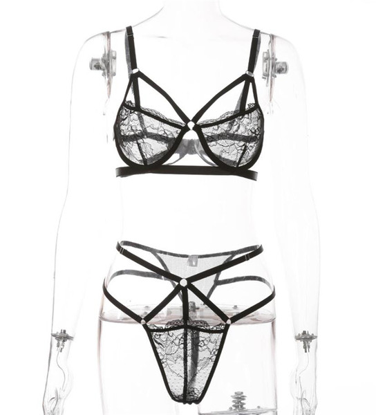 Új fehérnemű modell fekete csipkével