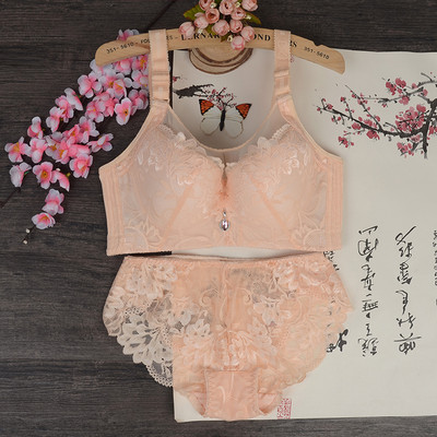 Modern fehérnemű szett melltartóval és csipkés bikinivel