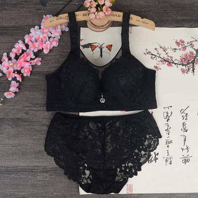 Modern fehérnemű szett melltartóval és csipkés bikinivel