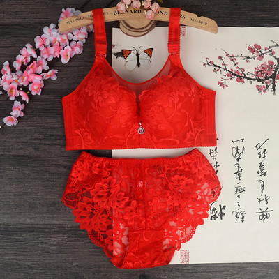 Modern fehérnemű szett melltartóval és csipkés bikinivel